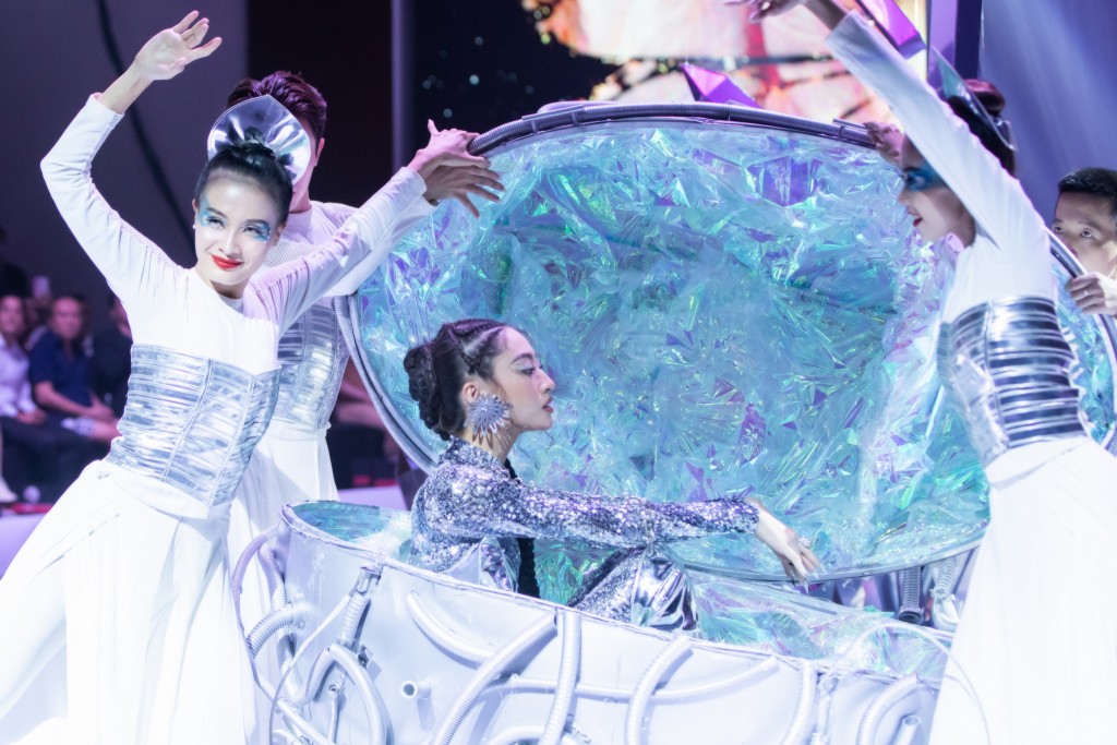 Hai hoa hậu quốc tế trình diễn trong show thời trang của NTK Nguyễn Minh Tuấn