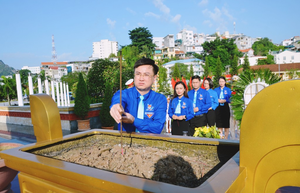 Chú thích a1: Anh Hoàng Văn Hải, Bí thư Tỉnh Đoàn, dẫn đầu đoàn dâng hương tưởng niệm các Anh hùng liệt sĩ tại TP Hạ Long.