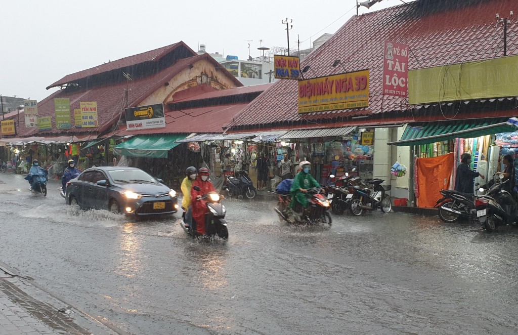 Đường Lê Văn Ninh từ khi thi công Dự án Thoát nước đường Võ Văn Ngân, không chỉ ngập mà còn ô nhiễm