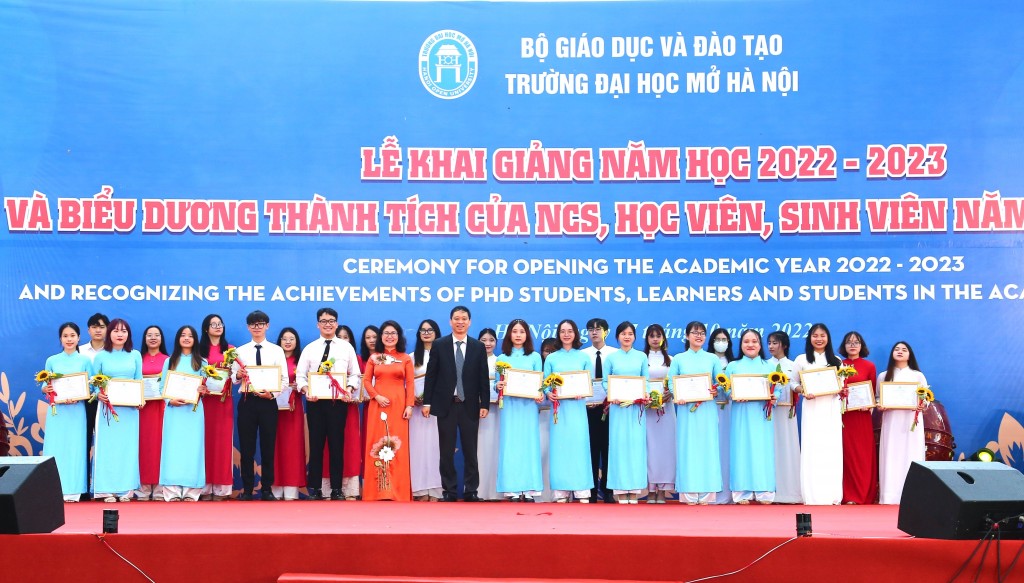 TS Hoàng Hoa Cương, Phó Vụ trưởng Vụ Khoa học Công nghệ và Môi trường - Bộ Giáo dục và Đào tạo và PGS.TS Nguyễn Mai Hương, Bí thư Đảng uỷ, Chủ tịch Hội đồng trường Đại học Mở Hà Nội trao khen thưởng tới các bạn sinh viên xuất sắc