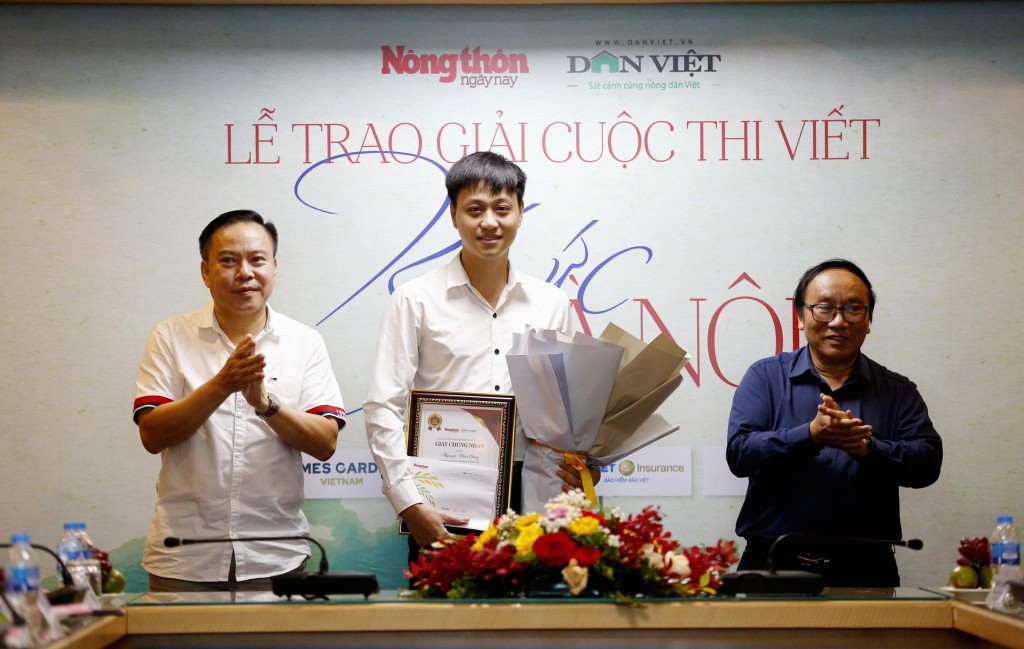 Ban Tổ chức trao giải Nhất cho tác giả Nguyễn Văn Công, Hà Nội