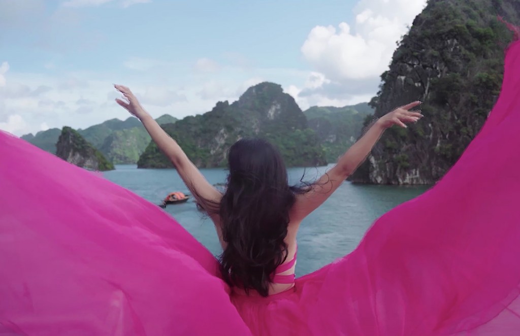 Hình ảnh của Lâm Thu Hồng trong video giới thiệu quê hương, đất nước và gia đình