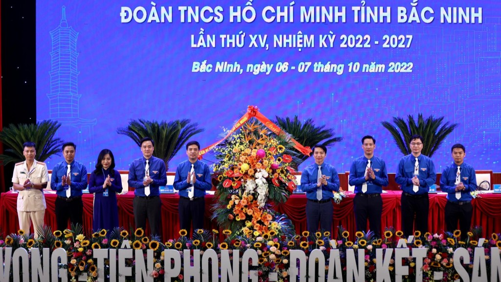 Bí thư Thường trực Trung ương Đoàn Nguyễn Ngọc Lương tặng hoa chúc mừng Đại hội 