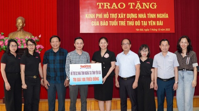 Trao tặng 100 triệu đồng hỗ trợ xây nhà nhân ái tại Yên Bái