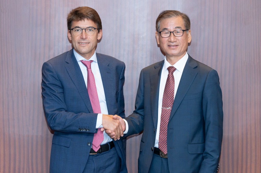 Từ trái sang: Ông Bruno Even, Giám đốc điều hành của Airbus Helicopters và                       Ông Kang Goo-Young, Giám đốc điều hành của KAI