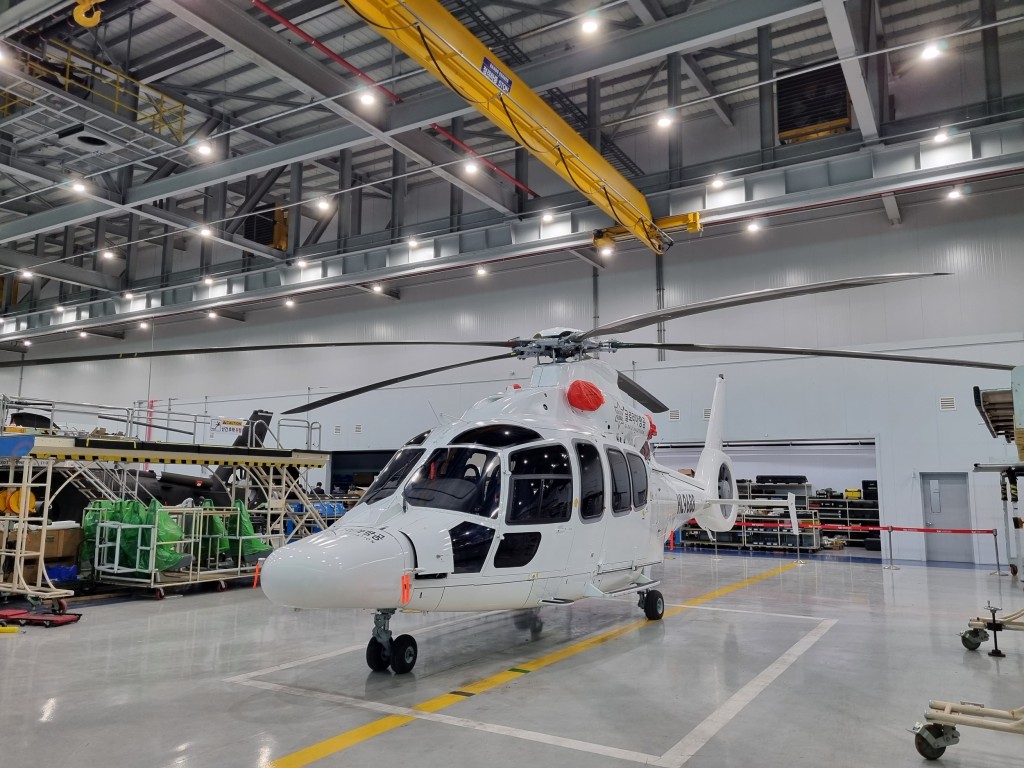 Chiếc trực thăng dân dụng hạng nhẹ đầu tiên được bàn giao cho Gloria Aviation.