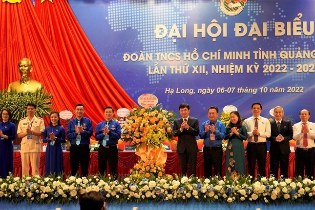 Ông Ngô Hoàng Ngân, Phó Bí thư Thường trực Tỉnh ủy tặng hoa chúc mừng Đại hội Đoàn.