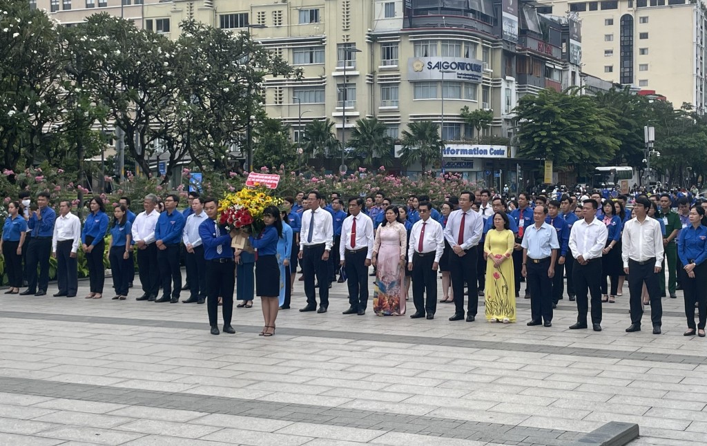 Nghi thức dâng hoa lên tượng đài Chủ tịch Hồ Chí Minh 