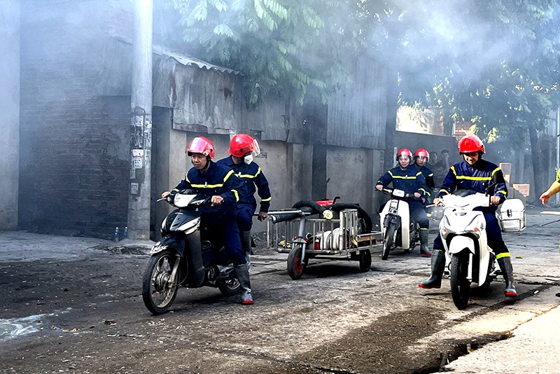 Lực lượng chữa cháy tại chỗ nhanh chongs đưa các phwng tiện chữa cháy hiện có tiếp cận hiện trường