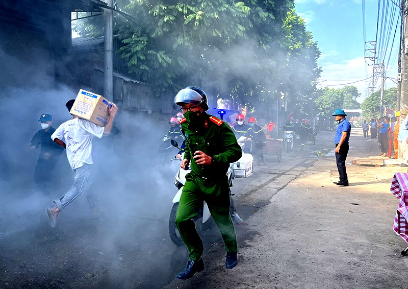 Với tình huống giả định xảy ra cháy tại hộ kinh doanh, lực lượng chữa cháy tại chỗ nhanh chóng có mặt, sơ tán người và và tài sản ra khỏi hiện trường vụ cháy