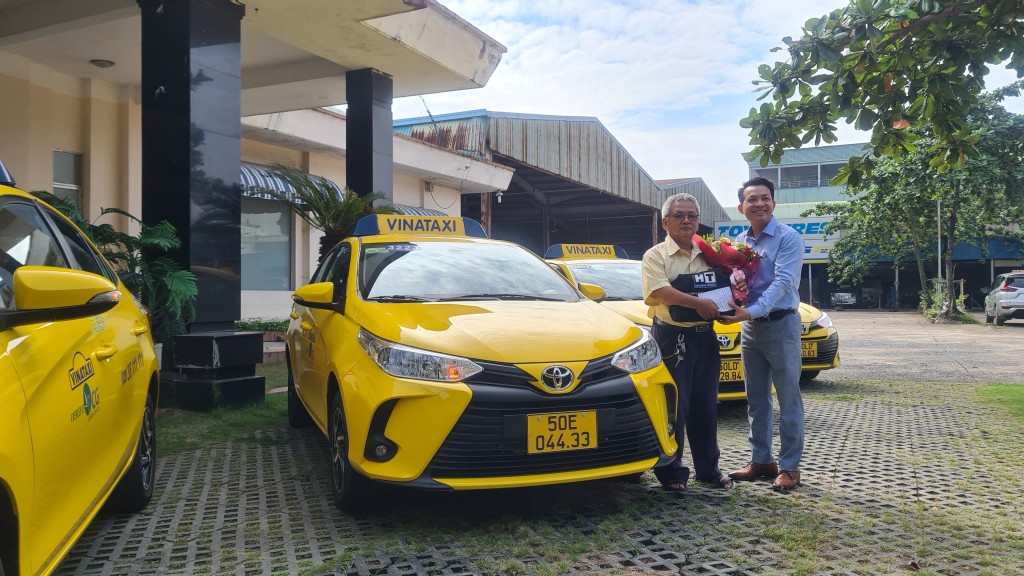 Ông Đỗ Ngọc An – Tổng Giám đốc Vinataxi trao xe mới cho tài xế