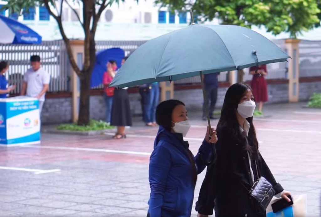 Con dù lớn vẫn là con của mẹ, đi suốt đời lòng mẹ vẫn theo con