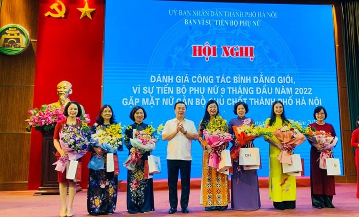 Phó Chủ tịch UBND thành phố Chử Xuân Dũng tặng hoa các nữ cán bộ chủ chốt thành phố