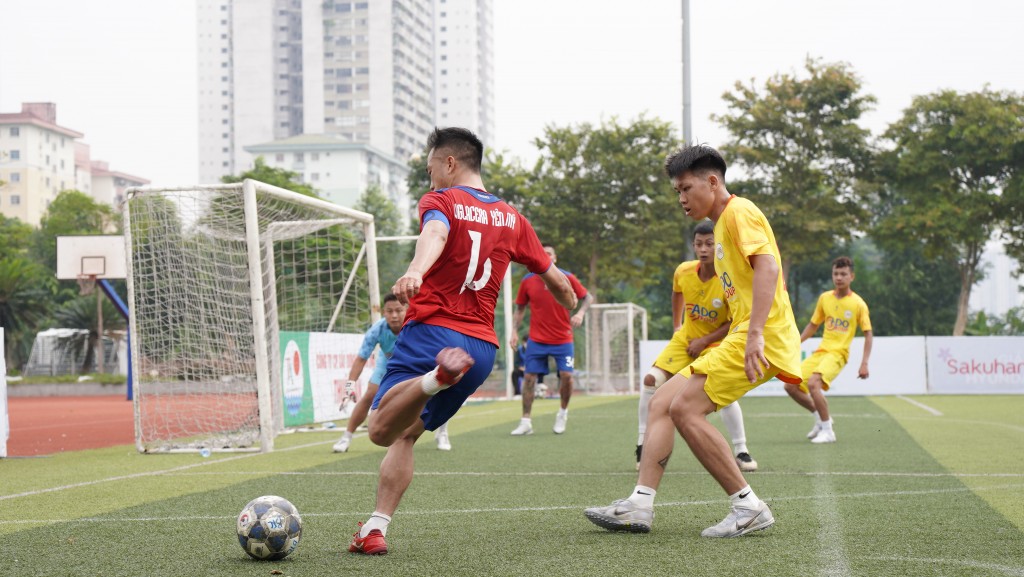 Rất nhiều tình huống nguy hiểm nơi khung thành của 2 đội bóng nhưng may mắn lại thuộc về đội ADO Group