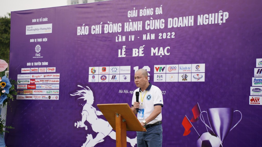 Nhà báo Nguyễn Nam Thắng – Tổng Biên tập Tạp chí Doanh nghiệp và Thương hiệu nông thôn - Trưởng Ban tổ chức phát biểu bế mạc giải bóng đá Nhà báo Nguyễn Nam Thắng – Tổng Biên tập Tạp chí Doanh nghiệp và Thương hiệu nông thôn - Trưởng Ban tổ chức phát biểu bế mạc giải bóng đá