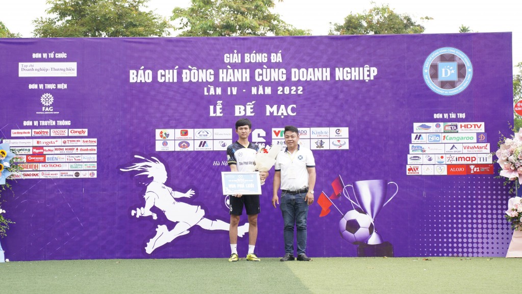 Vua phá lưới thuộc về cầu thủ Trần Văn Tính đội FC Liên quân Tuấn Hưng - Tín Phát Việt Nam Vua phá lưới thuộc về cầu thủ Trần Văn Tính đội FC Liên quân Tuấn Hưng - Tín Phát Việt Nam