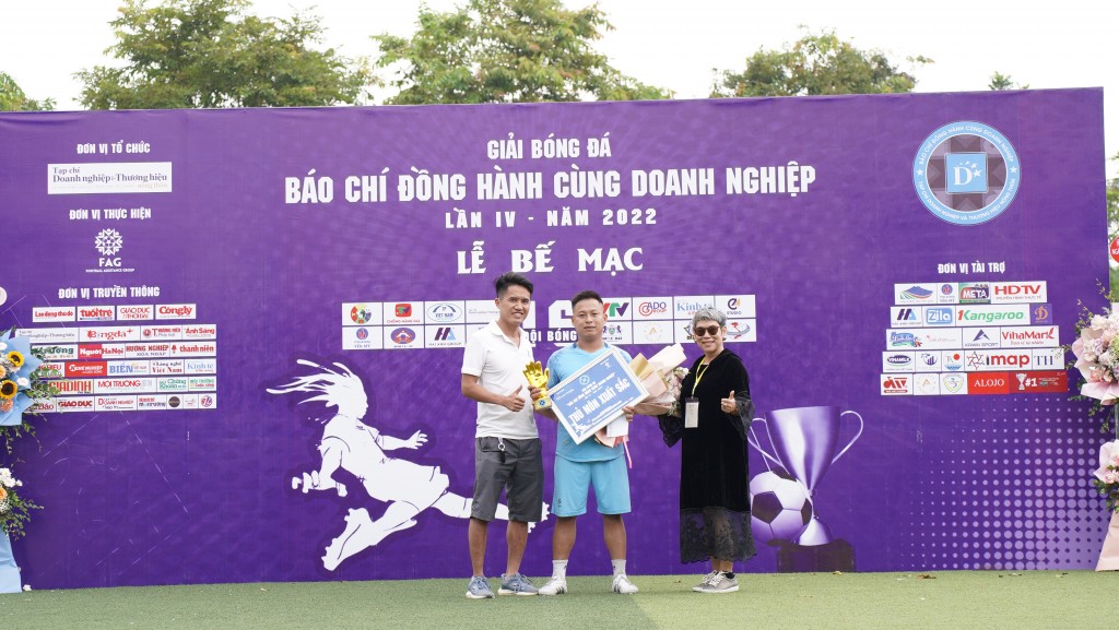 Ban Tổ chức trao danh hiệu Thủ môn xuất sắc nhất mùa giải Ban Tổ chức trao danh hiệu Thủ môn xuất sắc nhất mùa giải