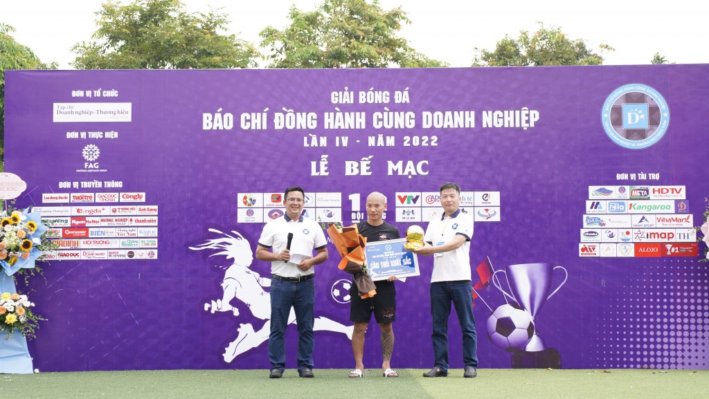 Danh hiệu Cầu thủ xuất sắc nhất thuộc về Phùng Văn Tính của đội FC Viglacare Yên Mỹ Danh hiệu Cầu thủ xuất sắc nhất thuộc về Phùng Văn Tính của đội FC Viglacare Yên Mỹ