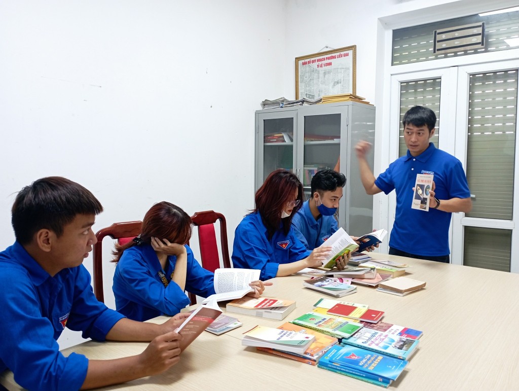 Đồng chí Nguyễn Công Vinh - Bí thư Đoàn phường Liễu Giai (ngoài cùng bên phải) giới thiệu các cuốn sách hay tới đoàn viên cơ sở