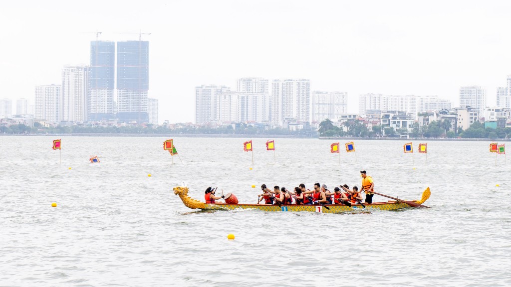 Đội Trâu vàng hồ Tây cán đích với thành tích 3 phút 13 giây 39