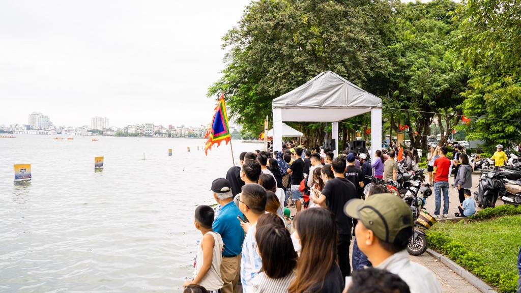 Giải Bơi chải Thuyền rồng Hà Nội mở rộng năm 2022 thu hút rất đông người dân đến cổ vũ cho các đội thi Giải Bơi chải Thuyền rồng Hà Nội mở rộng năm 2022 thu hút rất đông người dân đến cổ vũ cho các đội thi