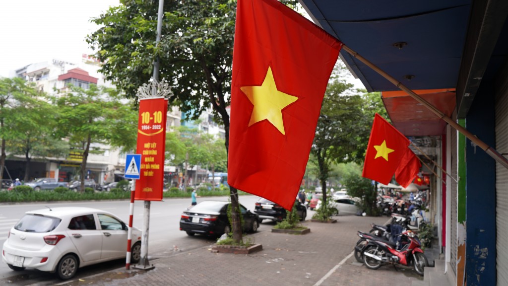 Dịp 10/10 năm nay, Hà Nội được trang hoàng cờ hoa khắp mọi nẻo đường, góc phố; sắc đỏ phủ trên nhiều tuyến phố tạo nên bầu không khí phấn khởi với các tầng lớp Nhân dân