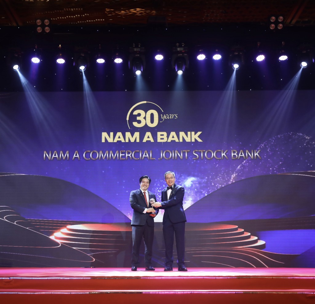 Đại diện Nam A Bank, Ông Trần Khải Hoàn - Phó Tổng Giám đốc thường trực vinh dự nhận giải thưởng từ Ban tổ chức