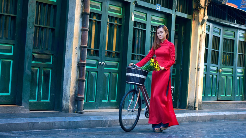 Thiếu nữ Hà Nội thướt tha trong tà áo dài