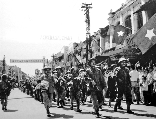 Ngày đoàn quân tiến về Giải phóng Thủ đô 10/10/1954 (Ảnh tư liệu)