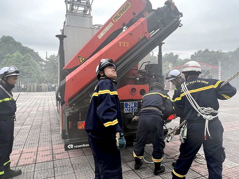 Cảnh sát diễn tập đu dây giải cứu nhiều người mắc kẹt trong đám cháy tại Trường ĐH Y tế cộng đồng