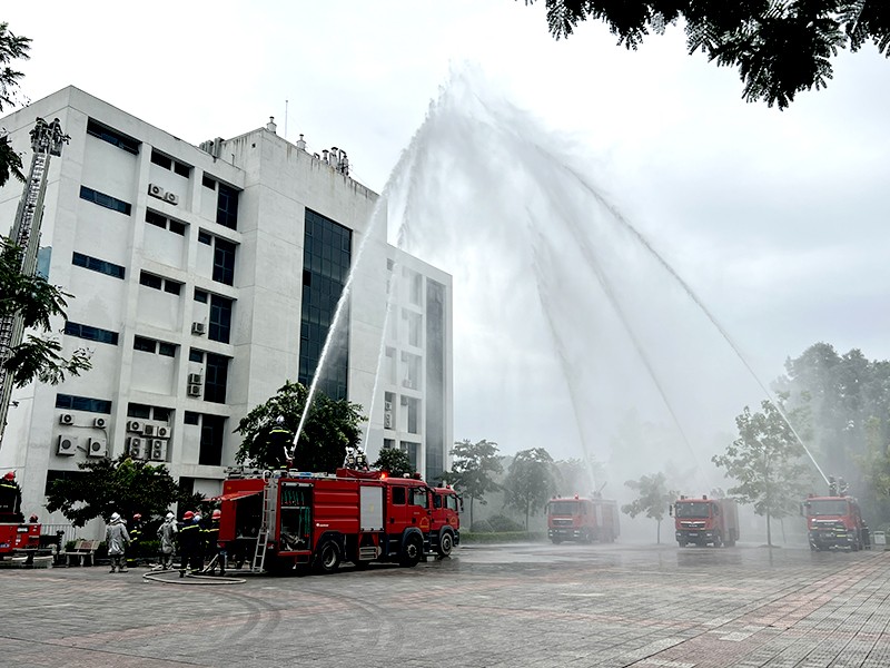 Hệ thống “vòi rồng” của gần 10 xe cứu hoả chuyên nghiệp tổ chức phun nước với áp suất cao theo thế trận khép kín