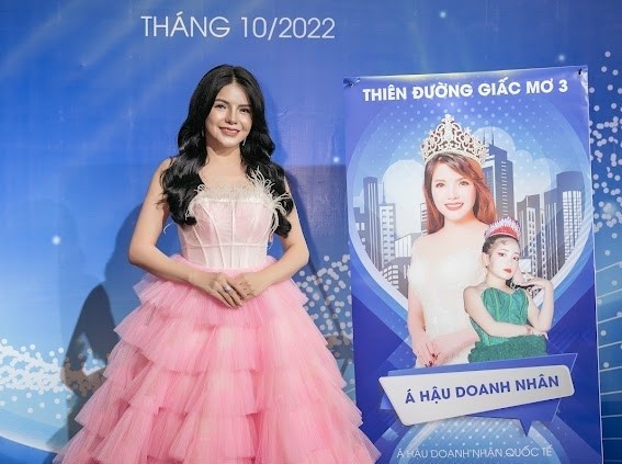 Á quân Nguyễn Tường Vy rực rỡ bên cạnh Á hậu quốc tế Nga Queen mở màn show diễn 