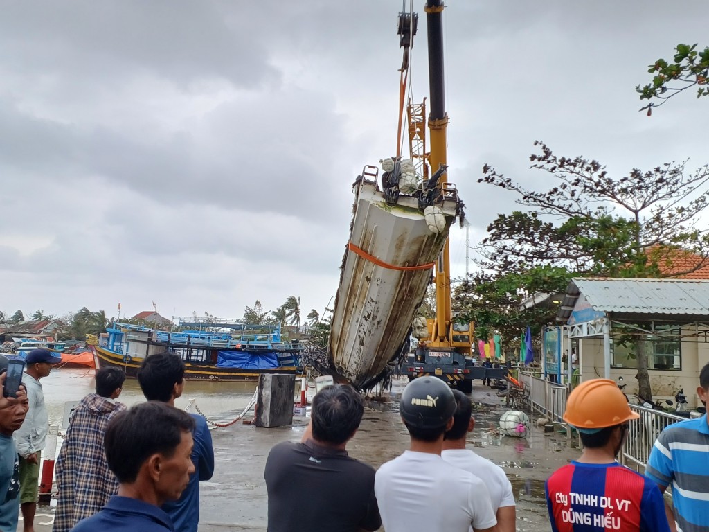 Quảng Nam: Trục với các ca nô, tàu gỗ bị cháy hàng loạt tại Cửa Đại