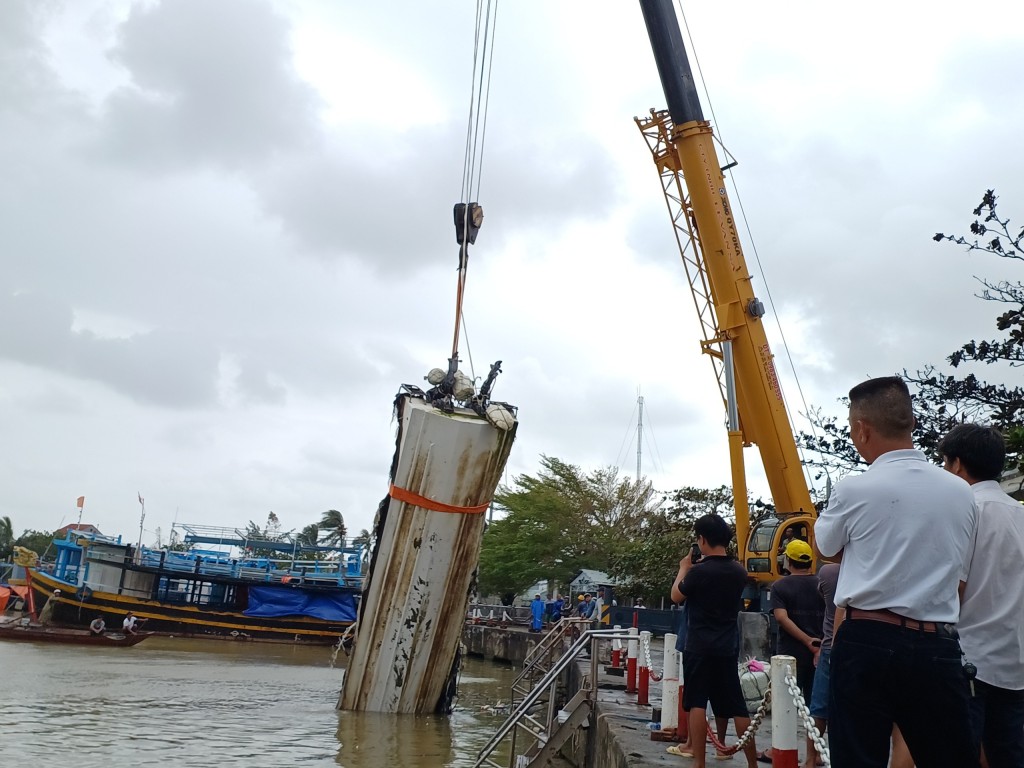 Quảng Nam: Trục với các ca nô, tàu gỗ bị cháy hàng loạt tại Cửa Đại