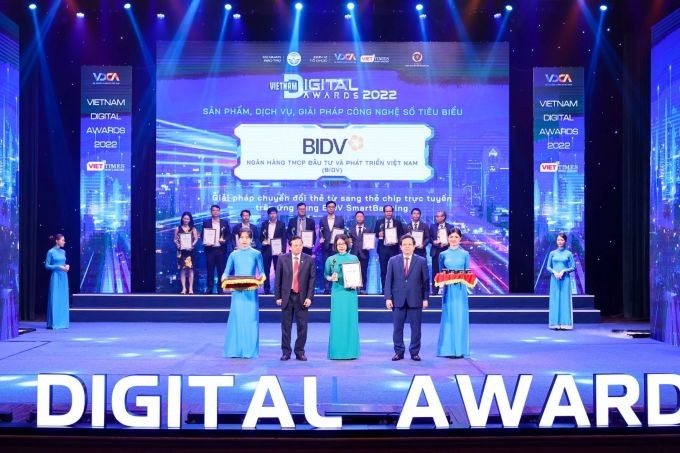 Đại diện BIDV (cầm cúp, bằng chứng nhận) nhận giải tại lễ trao giải Chuyển đổi số Việt Nam - Vietnam Digital Awards (VDA) năm 2022. Ảnh: Hội đồng Chuyển đổi số Việt Nam