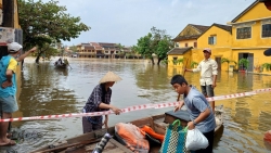 Quảng Nam: Nước lũ bủa vây phố cổ Hội An, du khách "tấp nập check-in"
