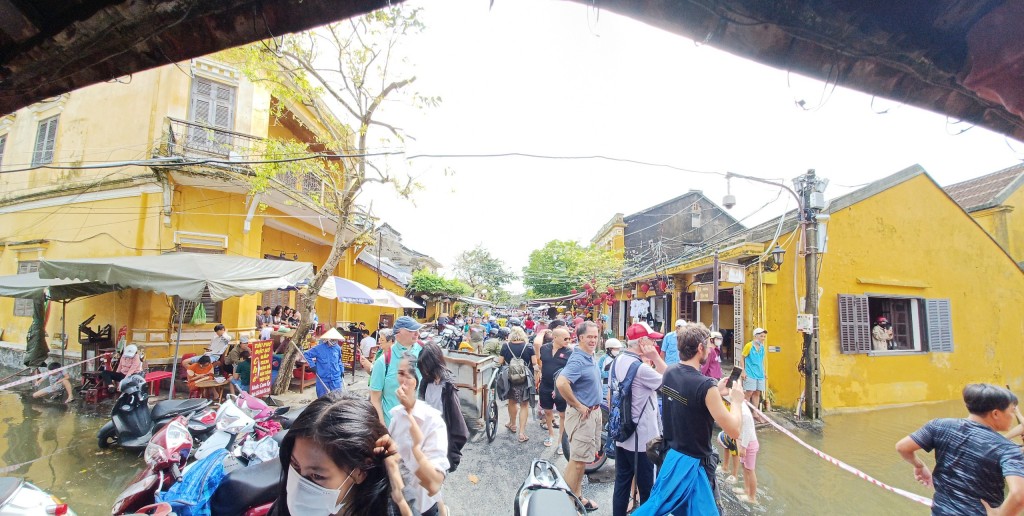 Quảng Nam: Nước lũ bủa vây phố cổ Hội An, du khách 