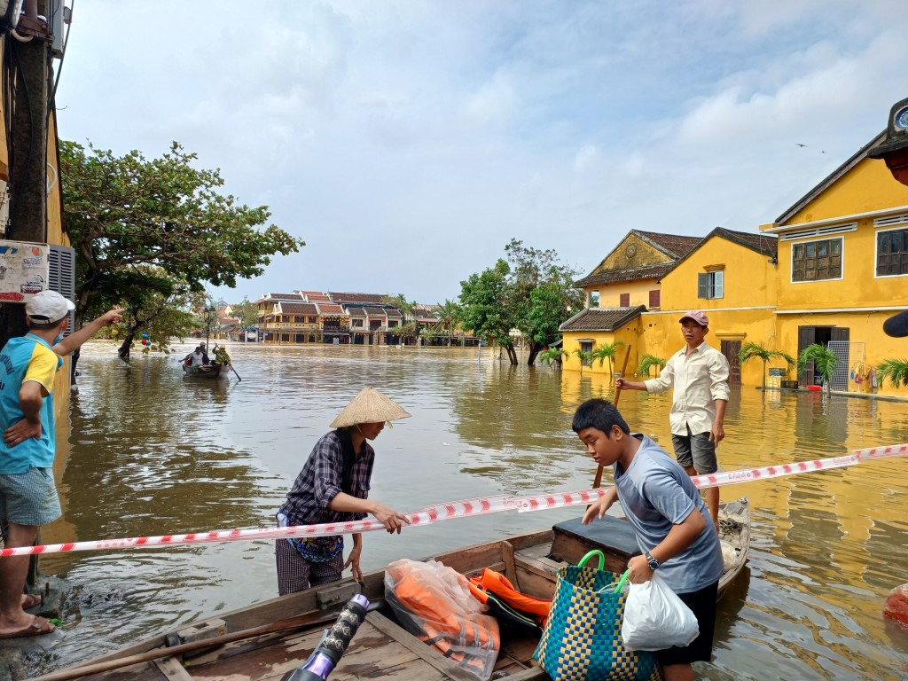 Quảng Nam: Nước lũ bủa vây phố cổ Hội An, du khách 