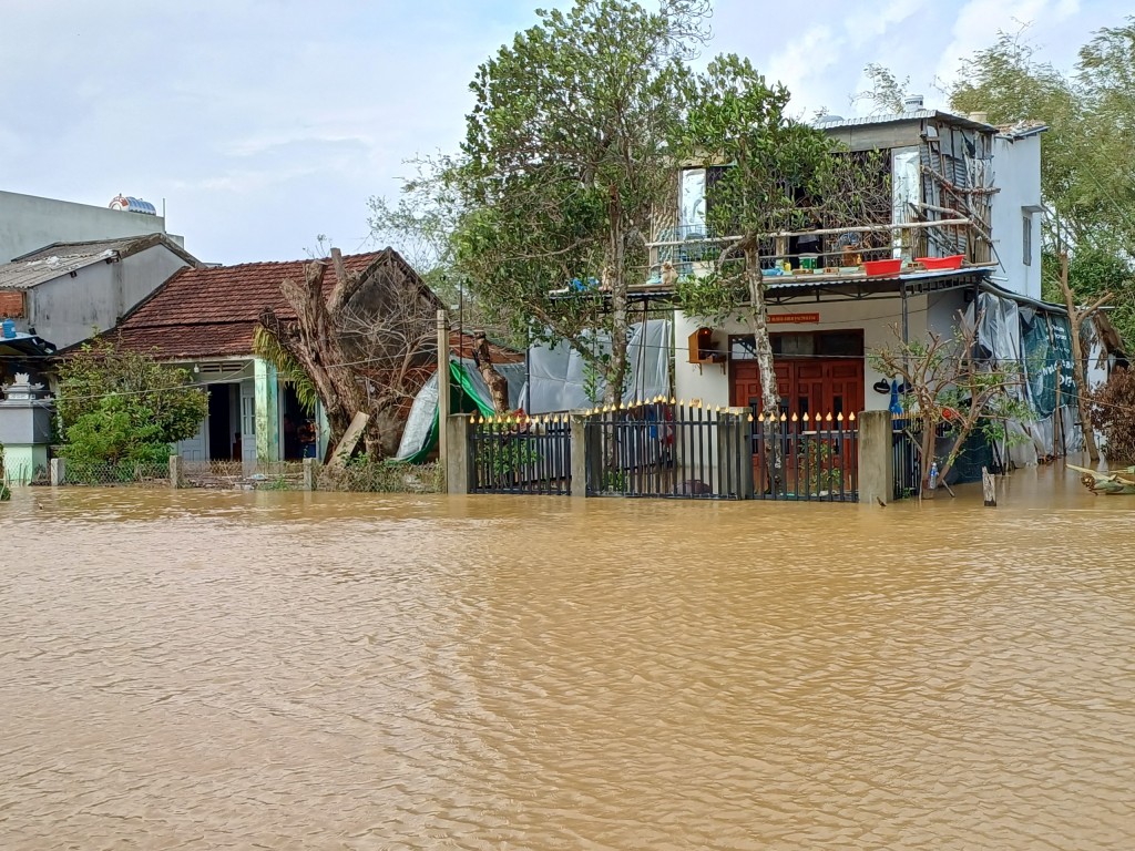 Quảng Nam: Nước lũ bủa vây phố cổ Hội An, du khách 