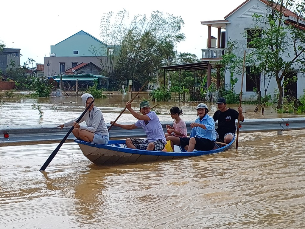 Quảng Nam: Nước lũ bủa vây phố cổ Hội An, du khách 