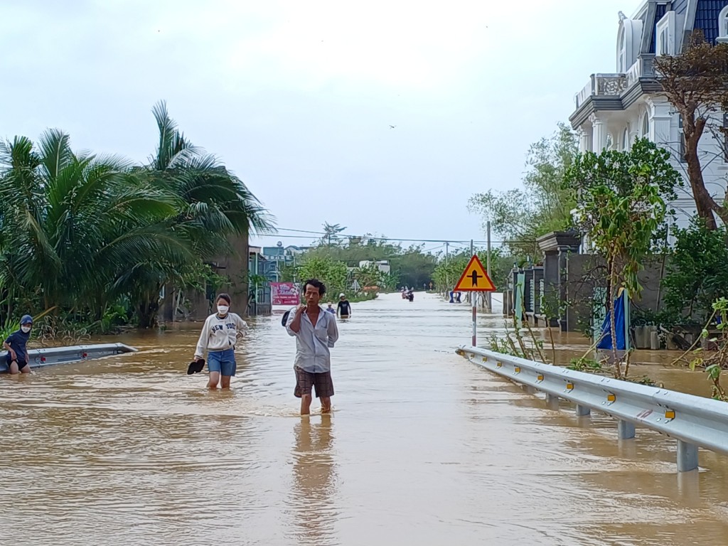 Quảng Nam: Nước lũ bủa vây phố cổ Hội An, du khách 