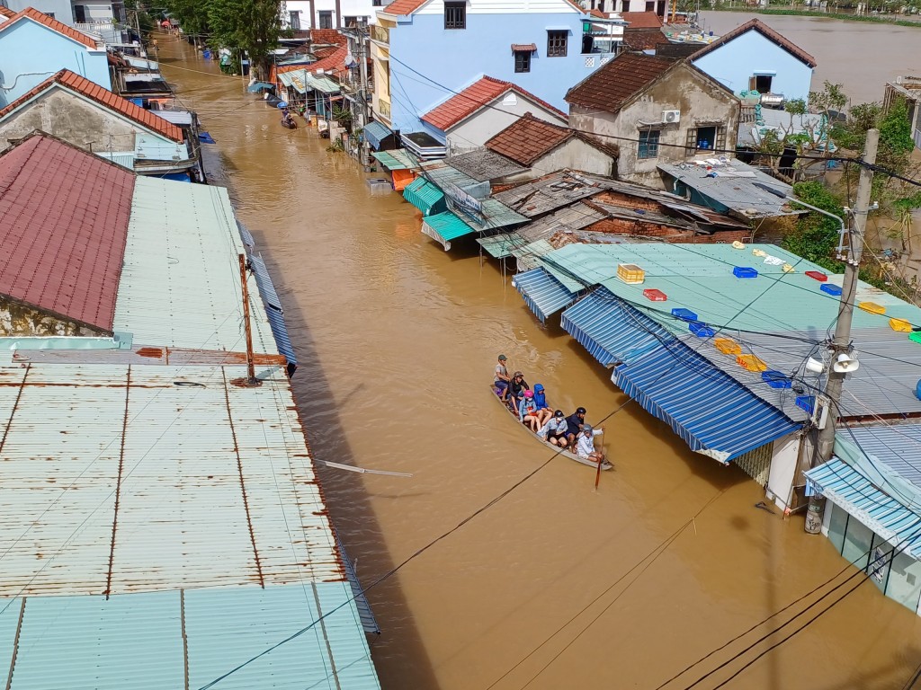 Quảng Nam: Nước lũ bủa vây phố cổ Hội An, du khách 