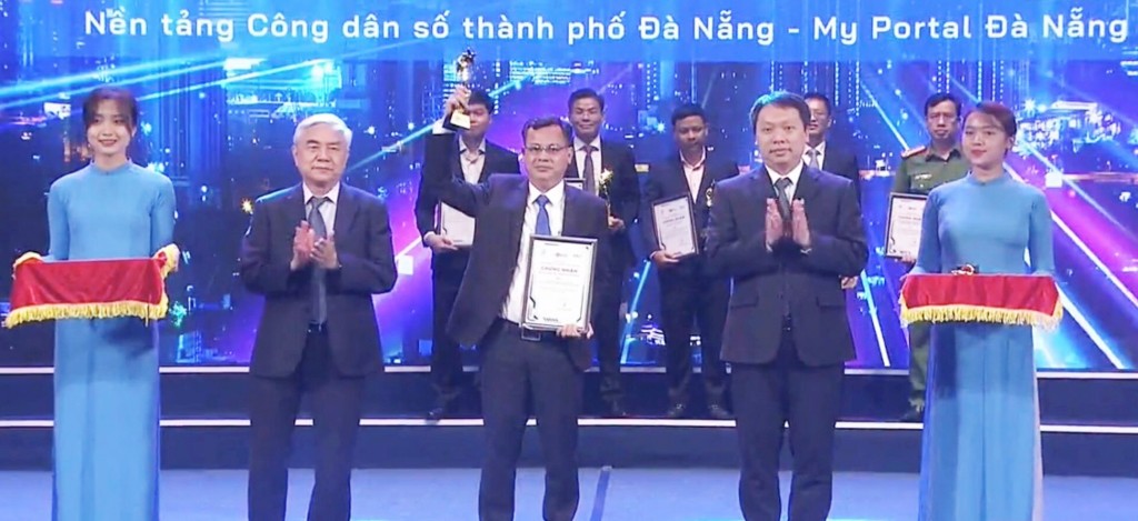 Ông Trần Ngọc Thạch, Phó Giám đốc Sở TT&TT (giữa), đại diện UBND TP Đà Nẵng nhận giải thưởng Chuyển đổi số Việt Nam năm 2022 