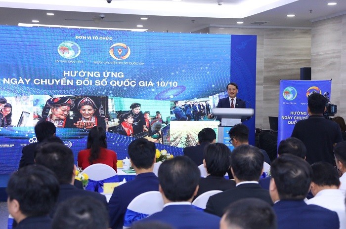 Đồng chí Hầu A Lềnh, Ủy viên Ban Chấp hành Trung ương Đảng, Bộ trưởng, Chủ nhiệm UBDT - Trưởng ban Chỉ đạo Chuyển đổi số UBDT dự và phát biểu chỉ đạo tại buổi Lễ