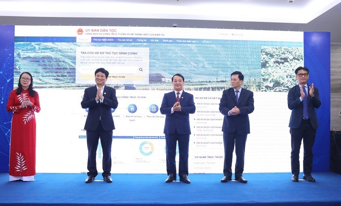 Lãnh đạo UBDT, đại diện Bộ Thông tin và Truyền thông cùng các đơn vị công nghệ thông tin đã tiến hành khởi động Cổng dịch vụ công trực tuyến giai đoạn I của UBDT