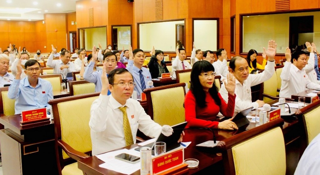 Các đại biểu HĐND TP Hồ Chí Minh biểu quyết thông qua việc bầu ông Bùi Xuân Cường giữ chức PCT UBND TP Hồ Chí Minh