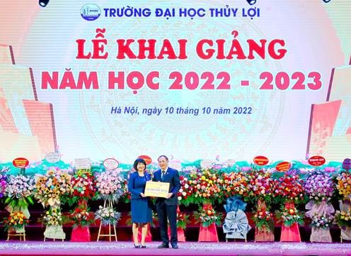 Bà Nguyễn Thúy Hạnh (Giám đốc Khối KHCN PVcomBank) trao học bổng cho đại diện Ban Giám hiệu Trường ĐH Thủy lợi