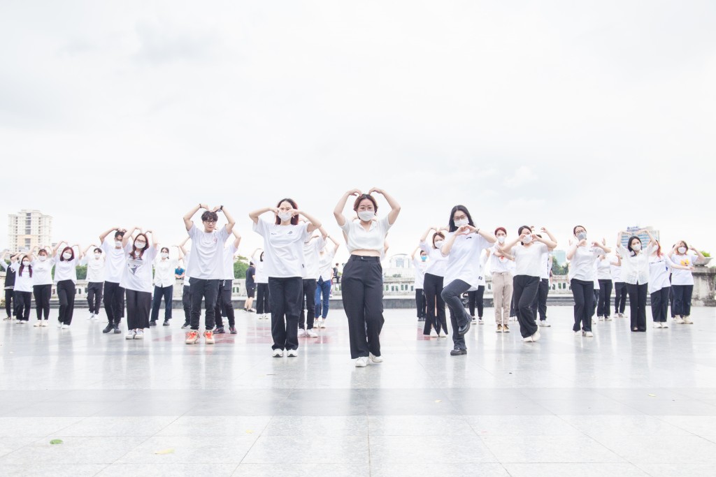 Tiết mục flashmob đặc biệt thu hút gần 50 sinh viên tham gia