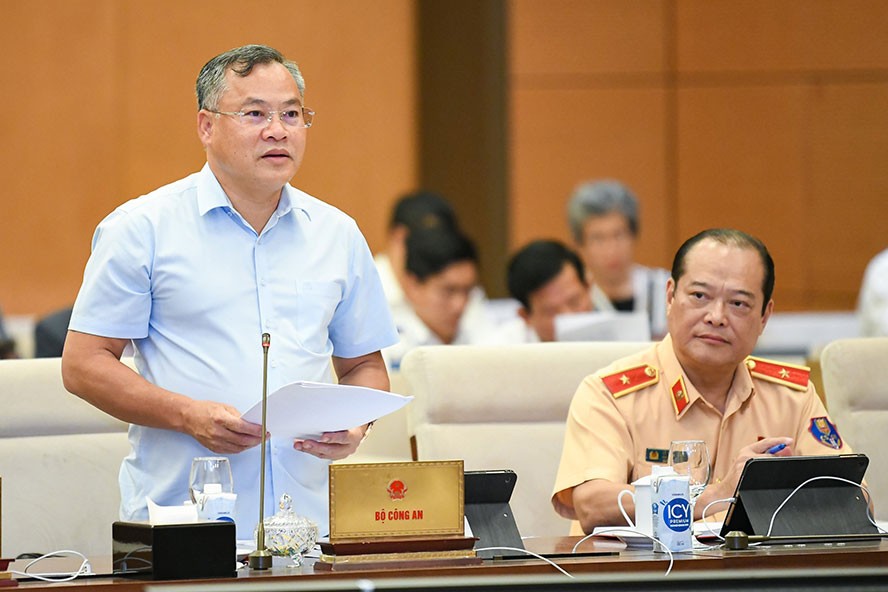 Thứ trưởng Bộ Công an Nguyễn Văn Long trình bày tờ trình.