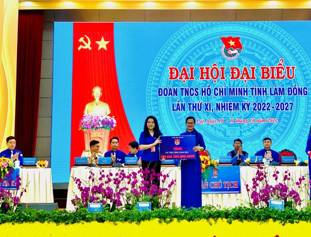Tuổi trẻ Thủ đô trao tặng các công trình thanh niên tại Đại hội Đoàn tỉnh Lâm Đồng lần thứ XI Tuổi trẻ Thủ đô trao tặng các công trình thanh niên tại Đại hội Đoàn tỉnh Lâm Đồng lần thứ XI